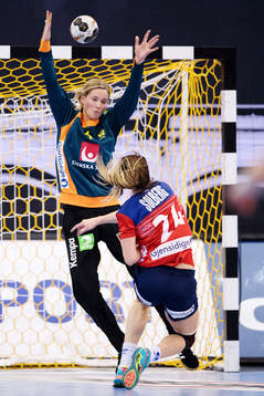 Norges Sanna Charlotte Solberg skjuter mot Sveriges