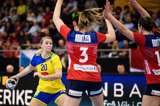 Sveriges Isabelle Gulldén i matchen mellan Norge och