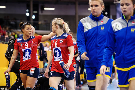 Norges Nora Mørk och Heidi Løke diskuterar i halvtid av