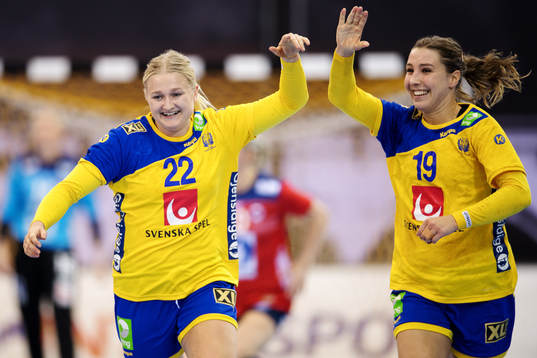 Sveriges Hanna Blomstrand och Anna Lagerquist jublar i