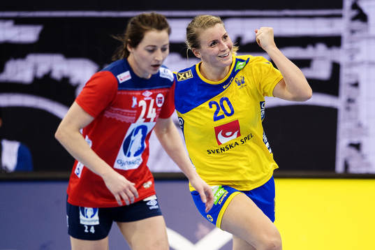 Sveriges Isabelle Gulldén jublar i matchen mellan Norge