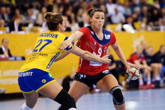 Sveriges Sabina Jacobsen och Norges Nora Mørk i kamp om