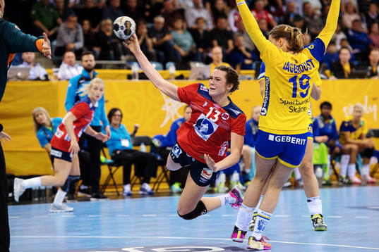 Norges Kari Brattset bryter förbi Sveriges Anna Lagerquist
