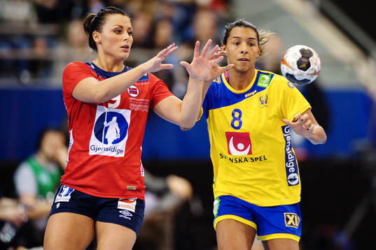 Norges Nora Mørk och Sveriges Jamina Roberts i matchen