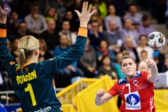 Norges Stina Ruscetta Skogrand skjuter mot Sveriges