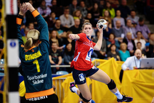 Norges Stina Ruscetta Skogrand skjuter mot Sveriges
