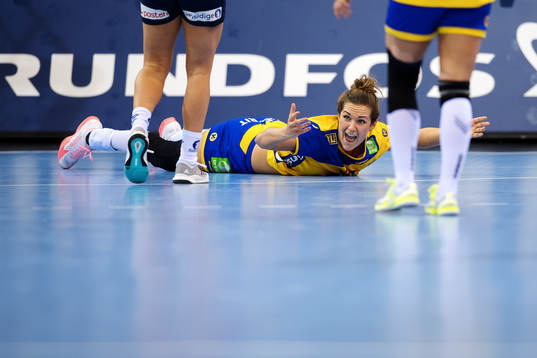 Sveriges Sabina Jacobsen reagerar mot domarna (ej i bild) i