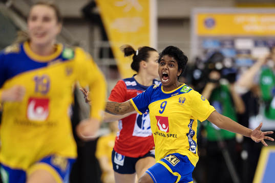 Sveriges Loui Sand jublar i matchen mellan Norge och Sverige