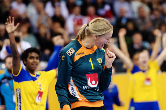 Sveriges målvakt Johanna Bundsen jublar i matchen mellan