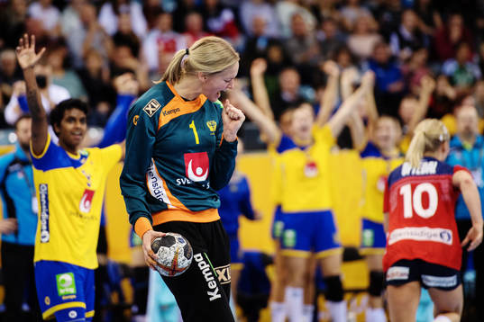 Sveriges målvakt Johanna Bundsen jublar i matchen mellan