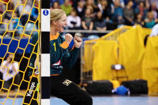 Sveriges målvakt Johanna Bundsen jublar i matchen mellan