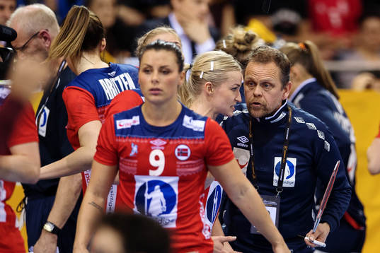 Norges Stine Bredal Oftedal diskuterar med förbundskapten