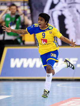Sveriges Loui Sand jublari matchen mellan Norge och Sverige