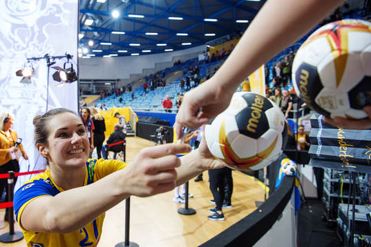 Sveriges Sabina Jacobsen skriver autografer