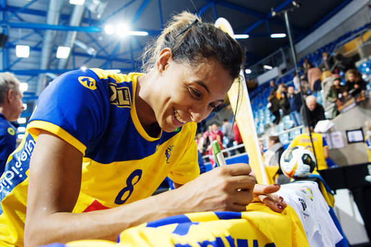 Sveriges Jamina Roberts skriver autografer