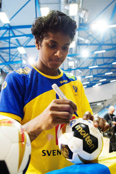 Sveriges Loui Sand skriver autografer