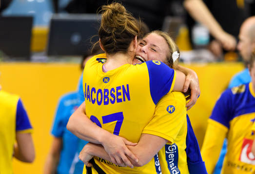 Sveriges Sabina Jacobsen och Isabelle Gulldén jublar