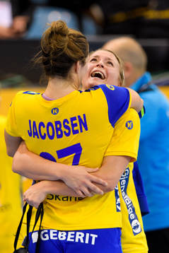 Sveriges Sabina Jacobsen och Isabelle Gulldén jublar