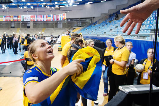 Sveriges Isabelle Gulldén tackar fansen och skriver