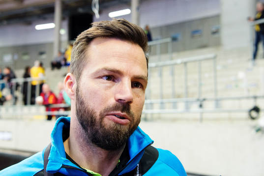 Sveriges förbundskapten Henrik Signell intervjuad