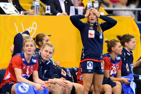 Norges Camilla Herrem deppar i matchen mellan Norge och