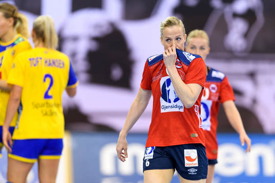 Norges Heidi Løke deppar i matchen mellan Norge och Sverige