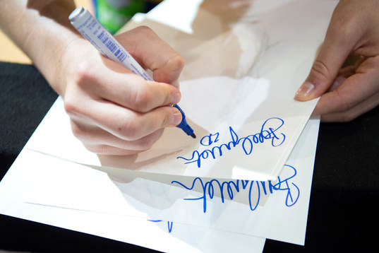 Sveriges Isabelle Gulldén skriver autografer
