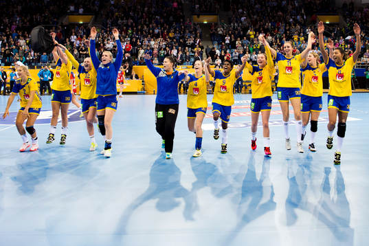 De svenska spelarna tackar publiken
