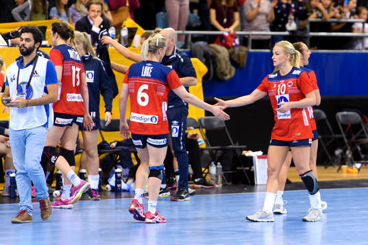 Norges Heidi Løke och Stine Bredal Oftedal deppar
