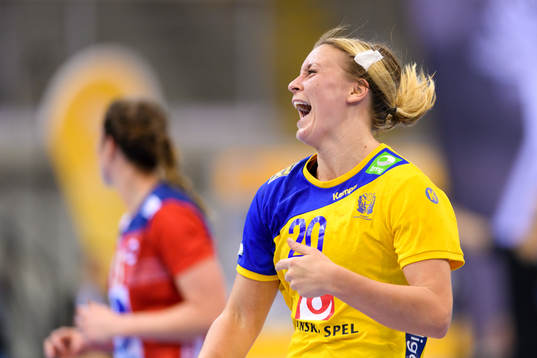 Sveriges Isabelle Gulldén jublar i matchen mellan Norge
