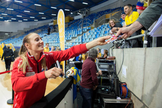 Norges Camilla Herrem skriver autografer