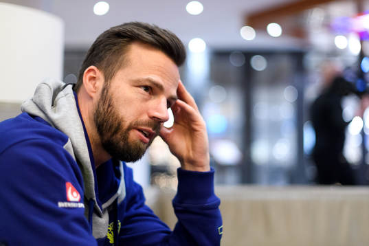 förbundskapten Henrik Signell blir intervjuad