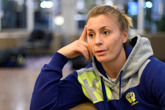 Isabelle Gulldén blir intervjuad