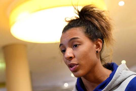 Jamina Roberts blir intervjuad