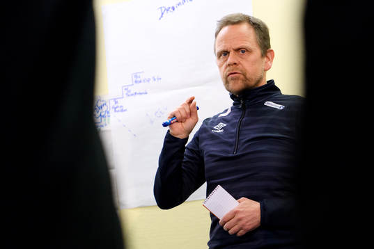 Förbundskapten Thorir Hergeirsson på en pressträff med