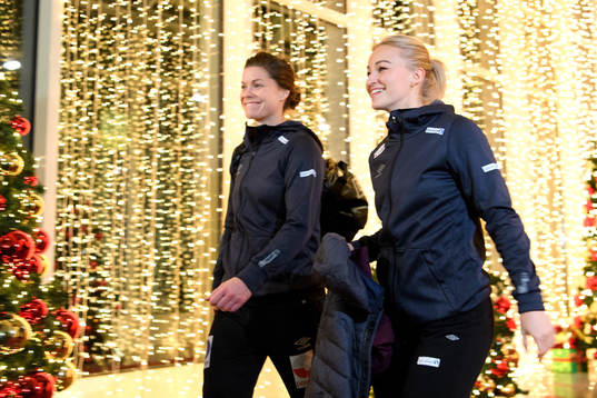 Målvakt Kari Aalvik Grimsbø och Stine Bredal Oftedal på