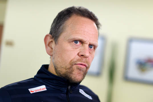 Förbundskapten Thorir Hergeirsson blir intervjuad på en