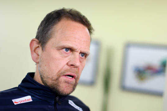 Förbundskapten Thorir Hergeirsson blir intervjuad på en