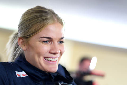 Veronica Egebakken Kristiansen blir intervjuad på en