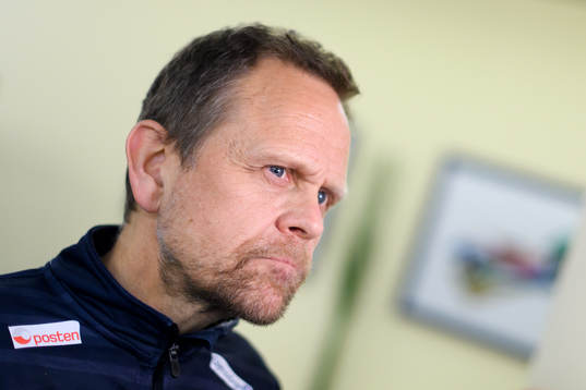 Förbundskapten Thorir Hergeirsson blir intervjuad på en