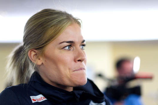 Veronica Egebakken Kristiansen blir intervjuad på en