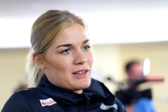 Veronica Egebakken Kristiansen blir intervjuad på en