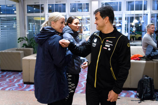 Heidi Løke och Nora Mørk pratar med Ambrosio José