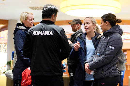 Målvakt Katrine Lunde, Heidi Løke och Nora Mørk pratar