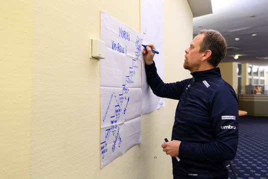 förbundskapten Thorir Hergeirsson på en pressträff med
