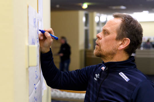 förbundskapten Thorir Hergeirsson på en pressträff med