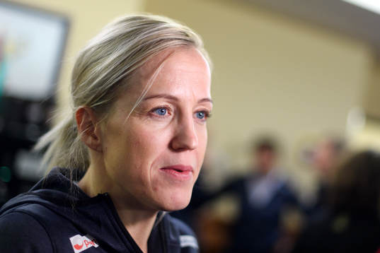 Heidi Løke blir intervjuad på en pressträff med det