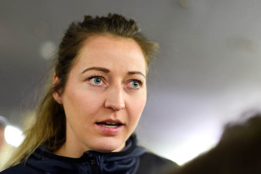 Sanna Charlotte Solberg blir intervjuad på en pressträff