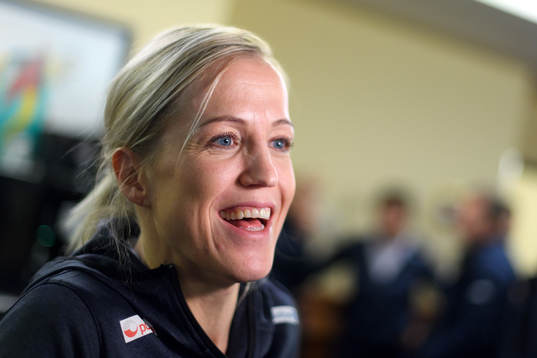 Heidi Løke blir intervjuad på en pressträff med det