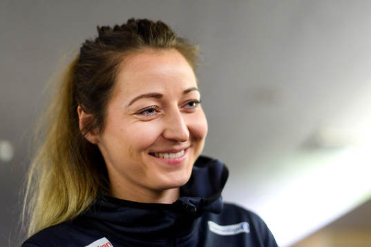 Sanna Charlotte Solberg blir intervjuad på en pressträff